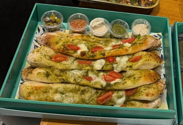 מגש פוקאצ'ות עם מטבלים